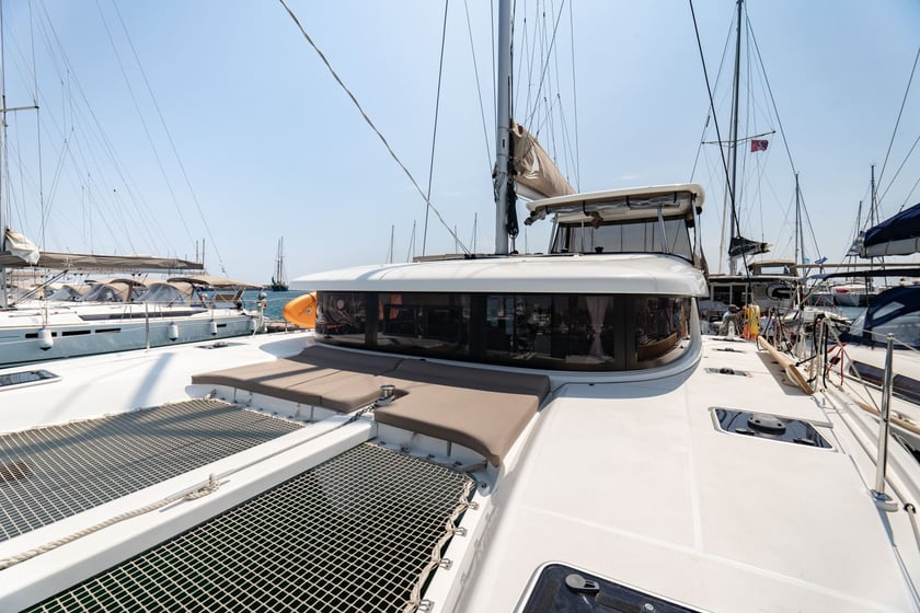 Nea Peramos - Attique Catamaran Cabine 4  Couchettes 12  Invités 12  12.94 m Numéro de l'annonce: #13826 2