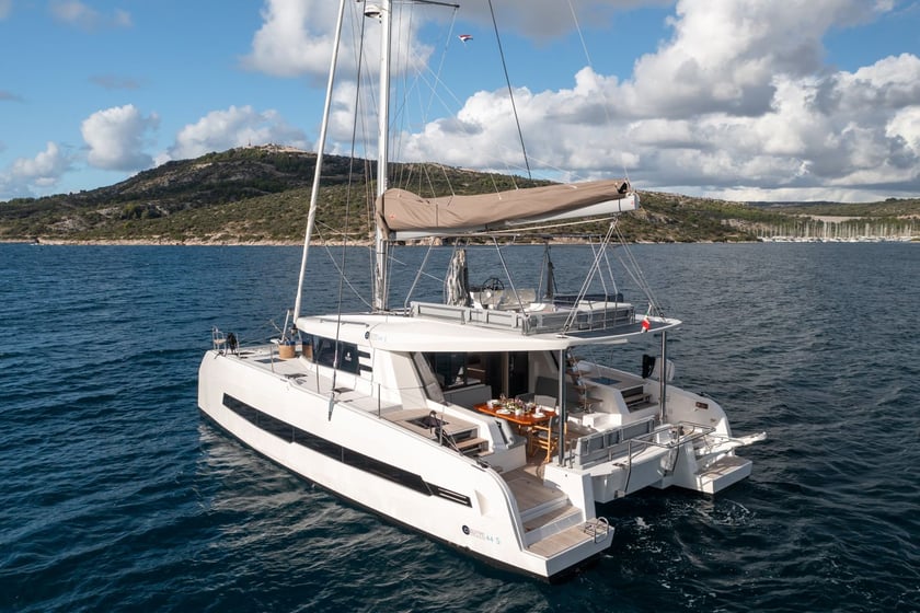 Primošten Catamarán Cabina 5  9  literas 9  invitados 13.42 m Número de anuncio: #13856 5