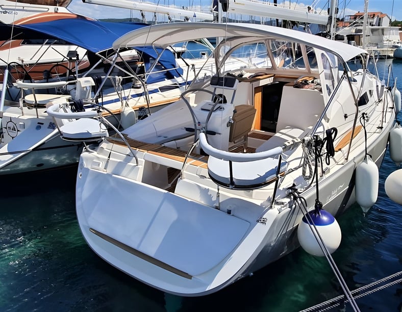 Jezera Sailboat 3 cabin 8 berths 8 guests 10.46 m Listing Number: #13971 3