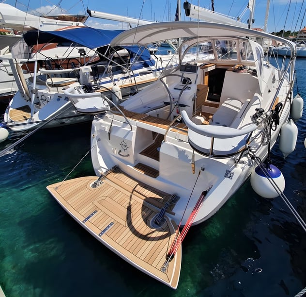 Jezera Sailboat 3 cabin 8 berths 8 guests 10.46 m Listing Number: #13971 4