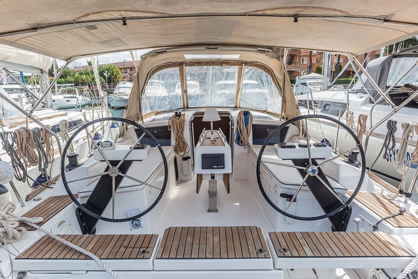 Furnari Zeilboot Cabine 2  6  slaapplaatsen 6  gasten 10.99 m Lijstnummer: #13972 5