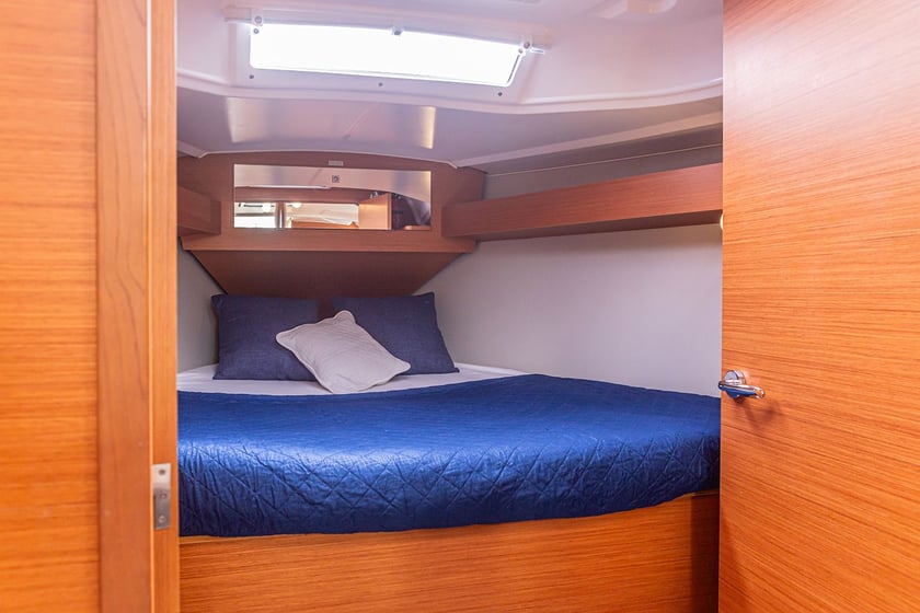 Furnari Zeilboot Cabine 2  6  slaapplaatsen 6  gasten 10.99 m Lijstnummer: #13972 4
