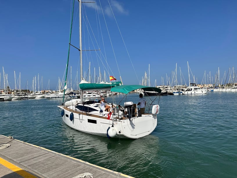 Valencia Sailboat 3 cabin 6 berths 6 guests 10.68 m Listing Number: #13989 4