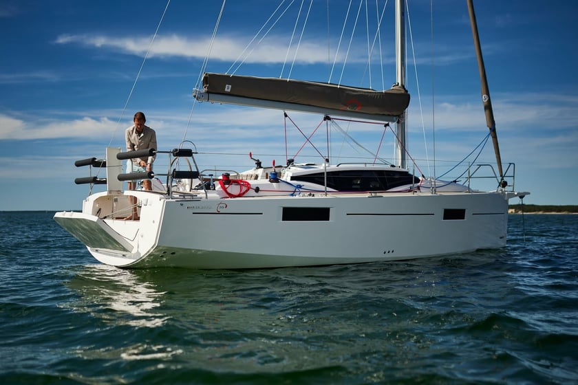 Valencia Sailboat 3 cabin 6 berths 6 guests 10.68 m Listing Number: #13989 2