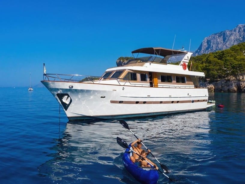 Split Yacht à moteur Cabine 3  Couchettes 6  Invités 6  22 m Numéro de l'annonce: #13992