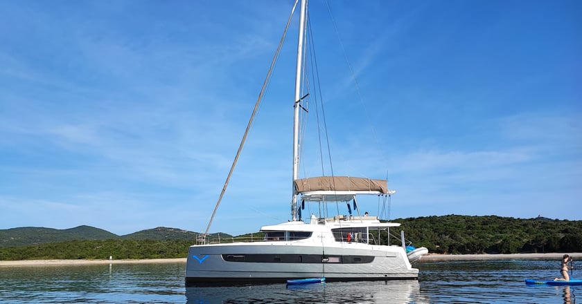 Porto Rotondo - Punta Asfodeli Catamarán Cabina 6  11  literas 11  invitados 14.32 m Número de anuncio: #14007