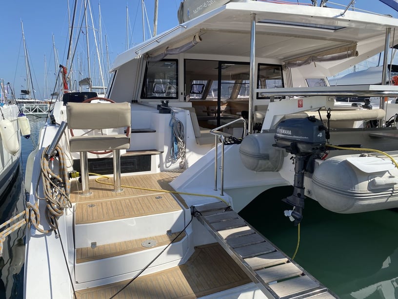 Athene Catamaran Cabine 6  12  slaapplaatsen 12  gasten 13.71 m Lijstnummer: #14055 5