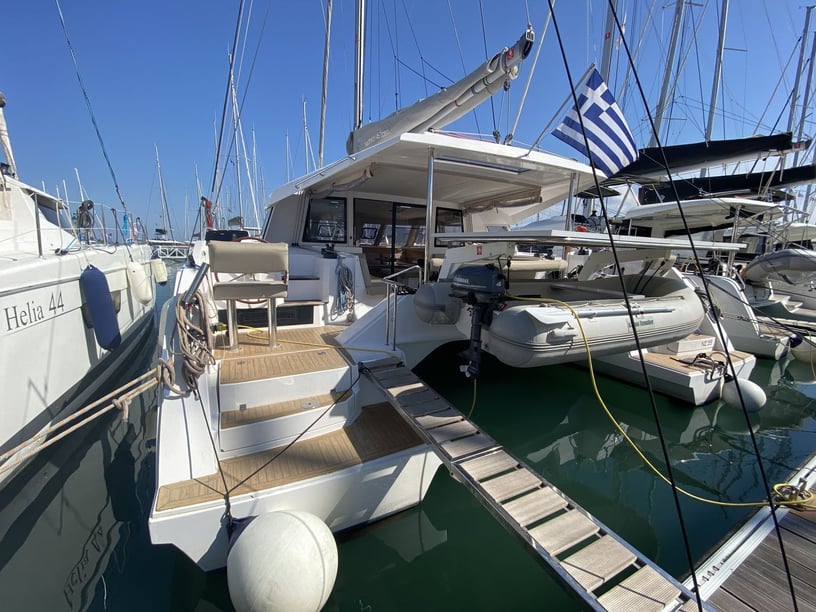 Athene Catamaran Cabine 6  12  slaapplaatsen 12  gasten 13.71 m Lijstnummer: #14055 2
