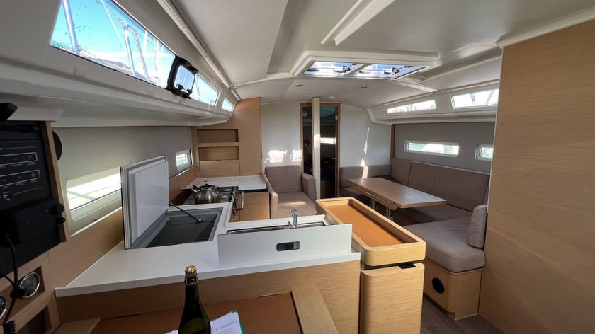 Arzon Zeilboot Cabine 3  8  slaapplaatsen 8  gasten 11.34 m Lijstnummer: #14064 5