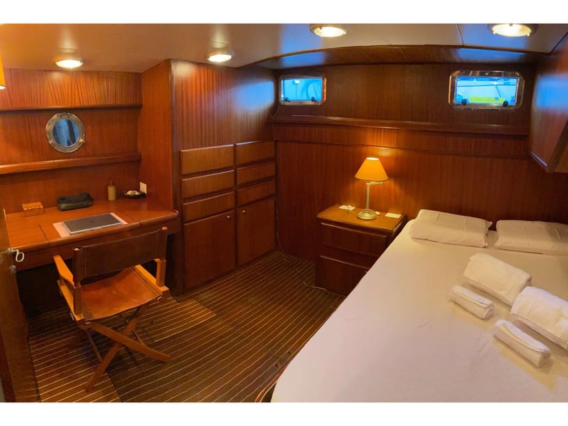 Rome Motorboat 3 cabin 5 berths 5 guests 15.98 m Listing Number: #14085 2