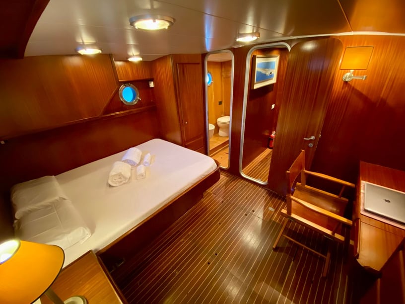 Rome Motorboat 3 cabin 5 berths 5 guests 15.98 m Listing Number: #14085 5