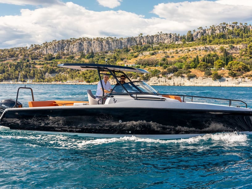 Trogir Motorboot 1 Kabine 2 Liegeplätze 2 Gäste 9.51 m Nummer des Inserats: #14093
