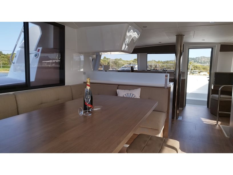 Porto Rotondo - Punta Asfodeli Catamaran Cabine 5  9  slaapplaatsen 9  gasten 13.75 m Lijstnummer: #14108 2