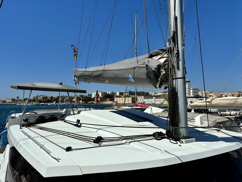 Marsala Catamaran Cabine 6  12  slaapplaatsen 12  gasten 12.58 m Lijstnummer: #14129 4