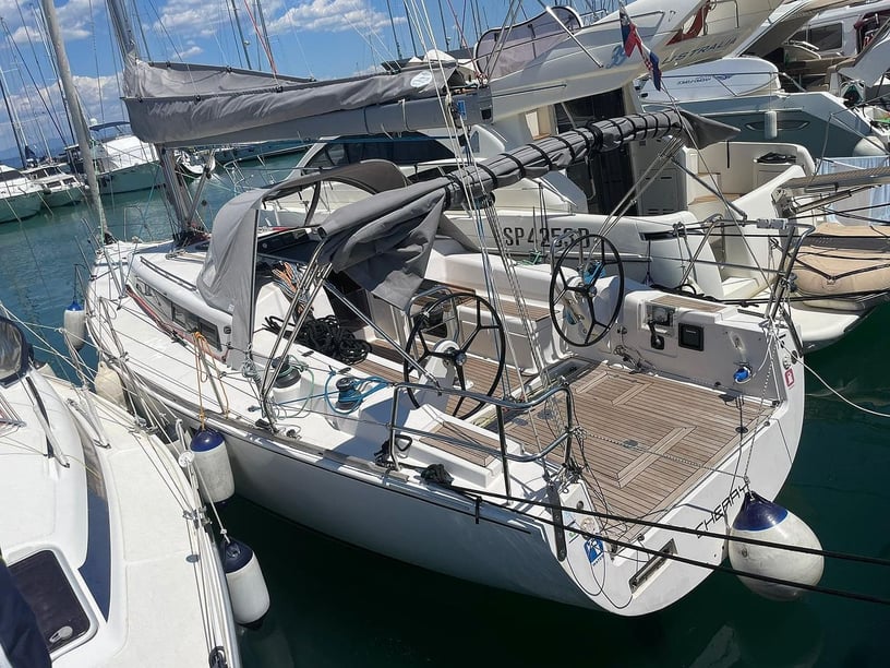 Izola Sailboat 3 cabin 8 berths 8 guests 11.5 m Listing Number: #14192 3