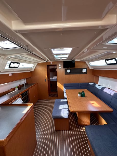 Arrastra Velero Cabina 4  9  literas 9  invitados 14.27 m Número de anuncio: #14230 4