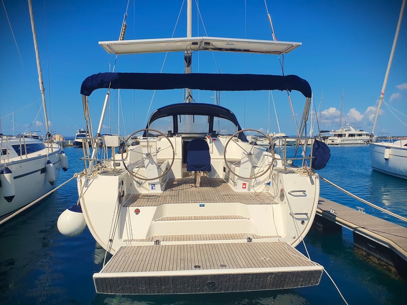 Arrastra Velero Cabina 4  9  literas 9  invitados 14.27 m Número de anuncio: #14230