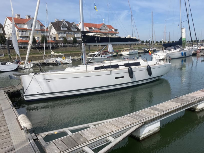 Nieuwpoort Barca a vela cabina 2  cuccette 4  4  ospiti 10.67 m Numero dell'inserzione: #14333