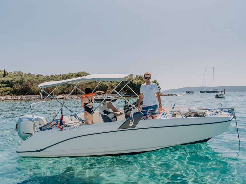 Trogir Bateau à moteur   Invités 8  6.22 m Numéro de l'annonce: #144