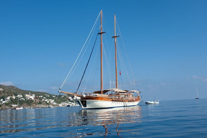 Salerno Gulet 8 cabin 14 berths 14 guests 28 m Listing Number: #14407