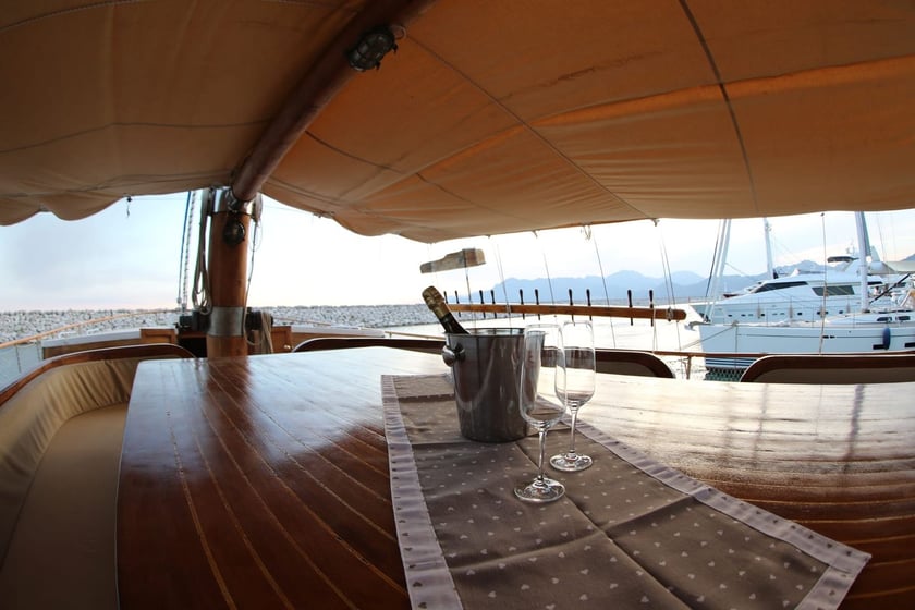 Salerno Gulet 8 cabin 14 berths 14 guests 28 m Listing Number: #14407 4