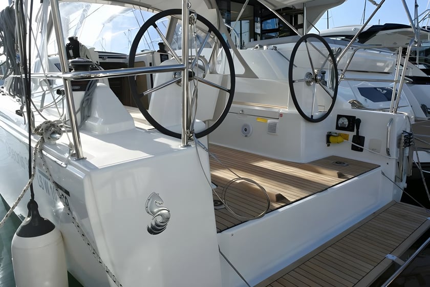 Palma de Mallorca Sailboat 2 cabin 4 berths 6 guests 9.5 m Listing Number: #14431 3