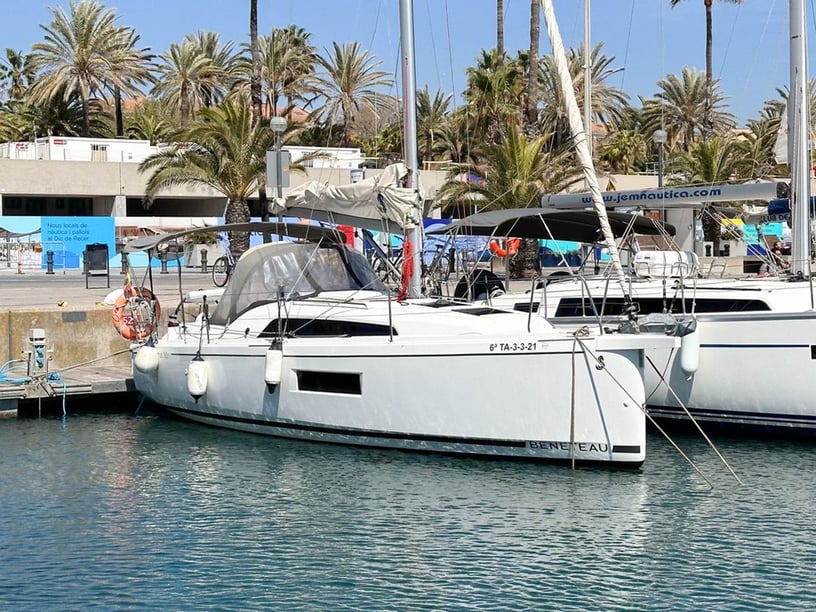 Barcelona Sailboat 2 cabin 4 berths 4 guests 9.53 m Listing Number: #14450