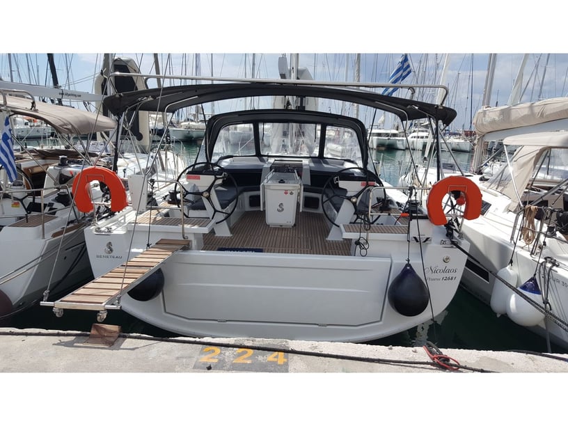 Tourlos Zeilboot Cabine 5  12  slaapplaatsen 12  gasten 15.94 m Lijstnummer: #14462