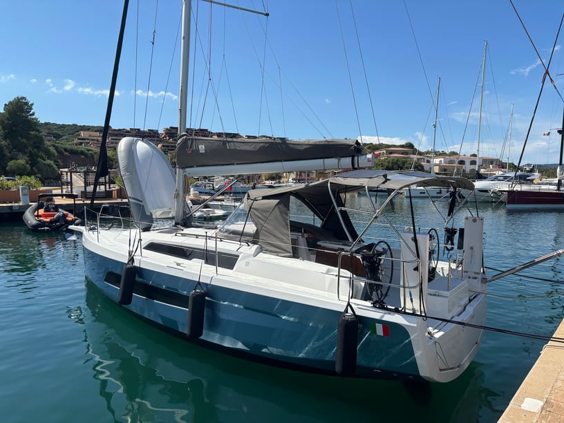 Portisco Sailboat 3 cabin 6 berths 6 guests 10.77 m Listing Number: #14467 4