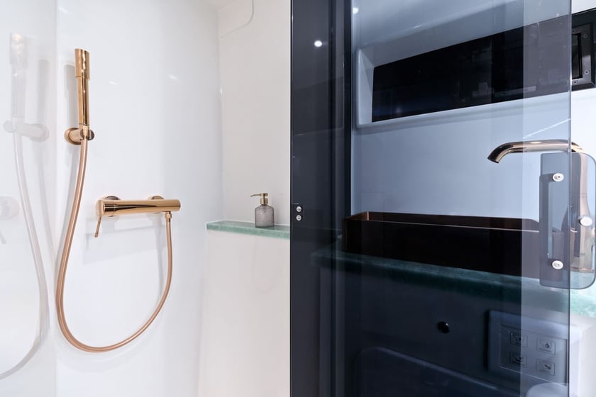 Split Catamaran 6 cabin 10 berths 10 guests 14.9 m Listing Number: #14533 3