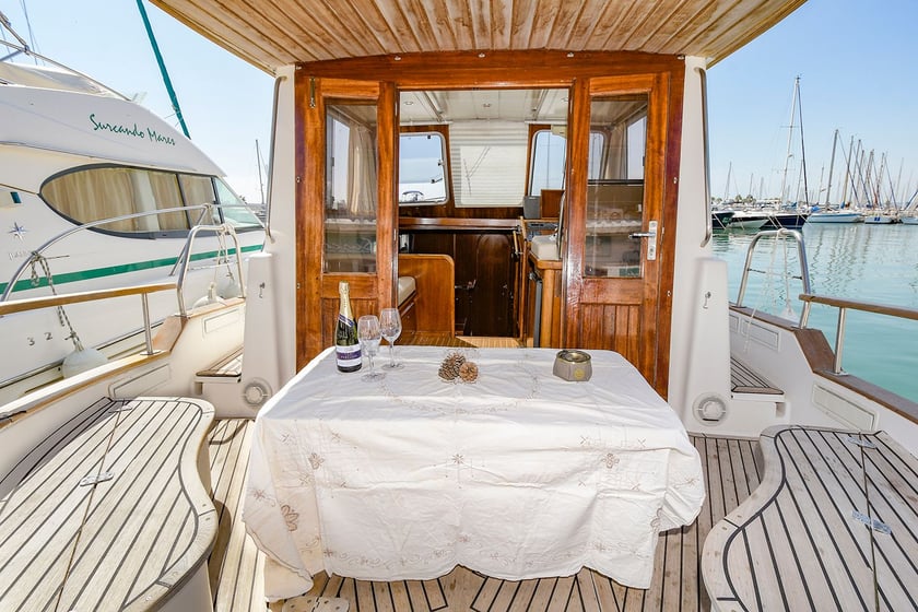 Sitges Motorboat 2 cabin 4 berths 4 guests 10.45 m Listing Number: #14576 3