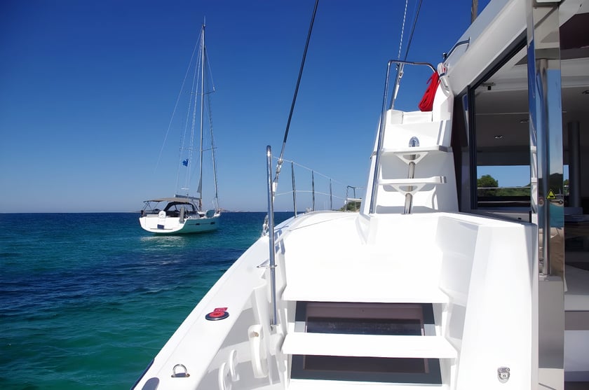 Porto Rotondo Catamaran Cabine 6  10  slaapplaatsen 10  gasten 13.2 m Lijstnummer: #14635 3