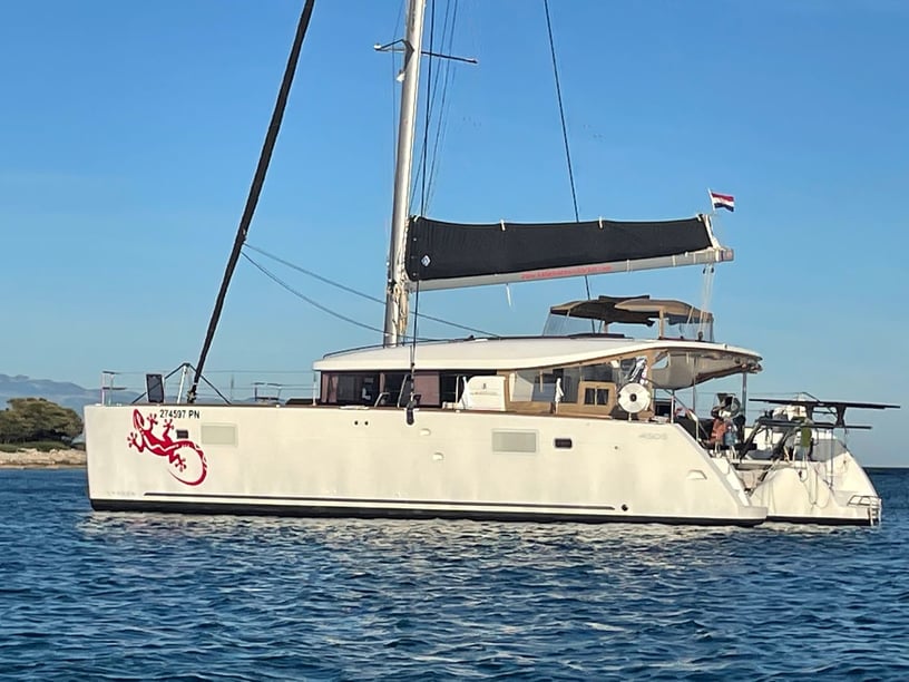 Punat Catamaran Cabine 4  Couchettes 9  Invités 9  13.96 m Numéro de l'annonce: #14638