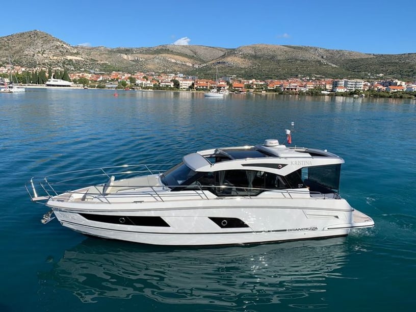 Trogir Bateau à moteur Cabine 2  Couchettes 4  Invités 6  11.55 m Numéro de l'annonce: #14646