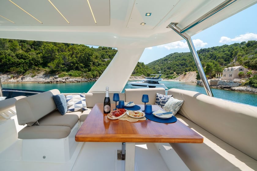 Split Yacht à moteur Cabine 3  Couchettes 6  Invités 6  18.7 m Numéro de l'annonce: #14653 3