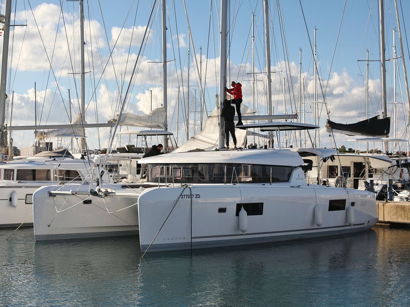 Sukošan Catamarano cabina 6  cuccette 12  12  ospiti 12.94 m Numero dell'inserzione: #14676