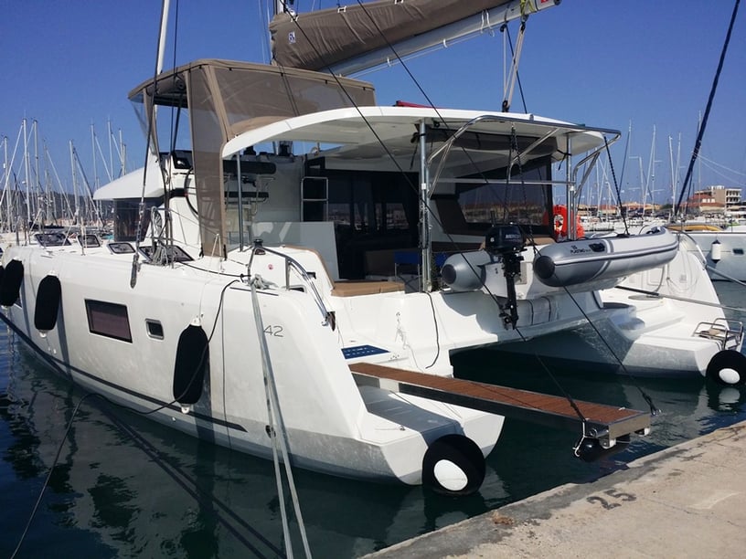 Nea Peramos - Attica Catamaran Cabine 4  12  slaapplaatsen 12  gasten 12.94 m Lijstnummer: #14679