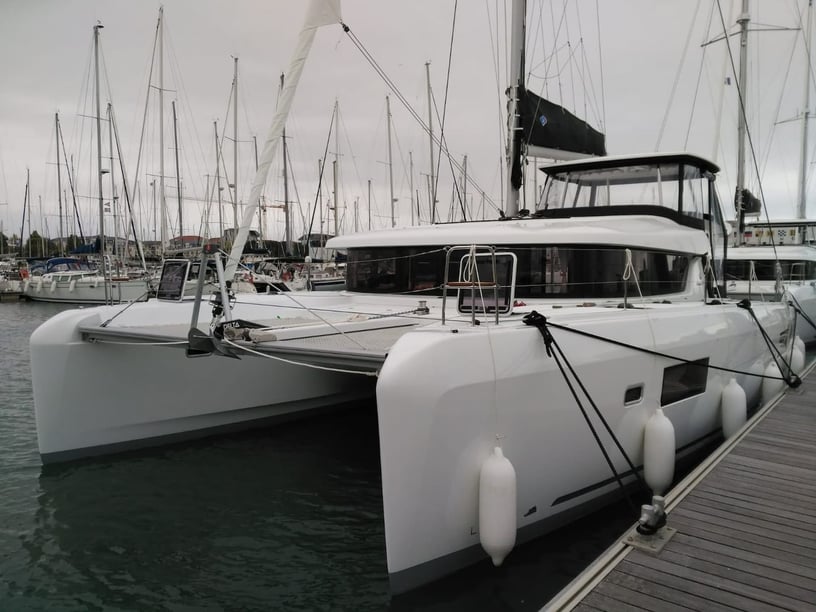 Martinica Catamarán Cabina 4  8  literas 8  invitados 12.79 m Número de anuncio: #14692