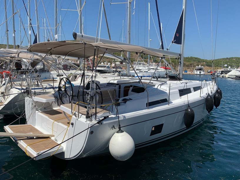 Lavrion Sailboat 3 cabin 8 berths 8 guests 12.4 m Listing Number: #14830 4