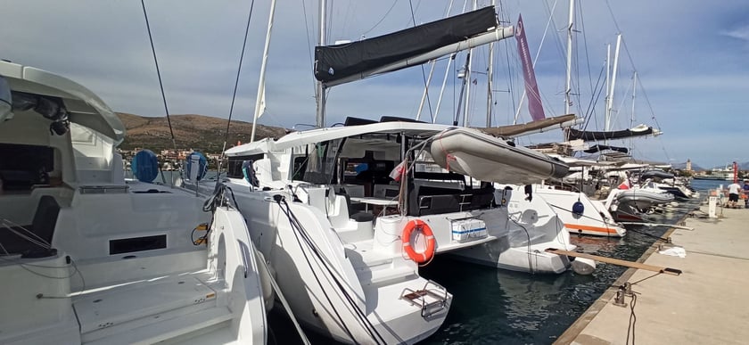 Trogir Catamaran Cabine 4  10  slaapplaatsen 10  gasten 13.99 m Lijstnummer: #14844 5