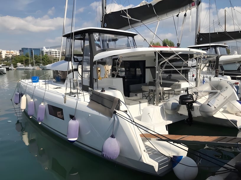 Athene Catamaran Cabine 6  10  slaapplaatsen 10  gasten 12.8 m Lijstnummer: #14862