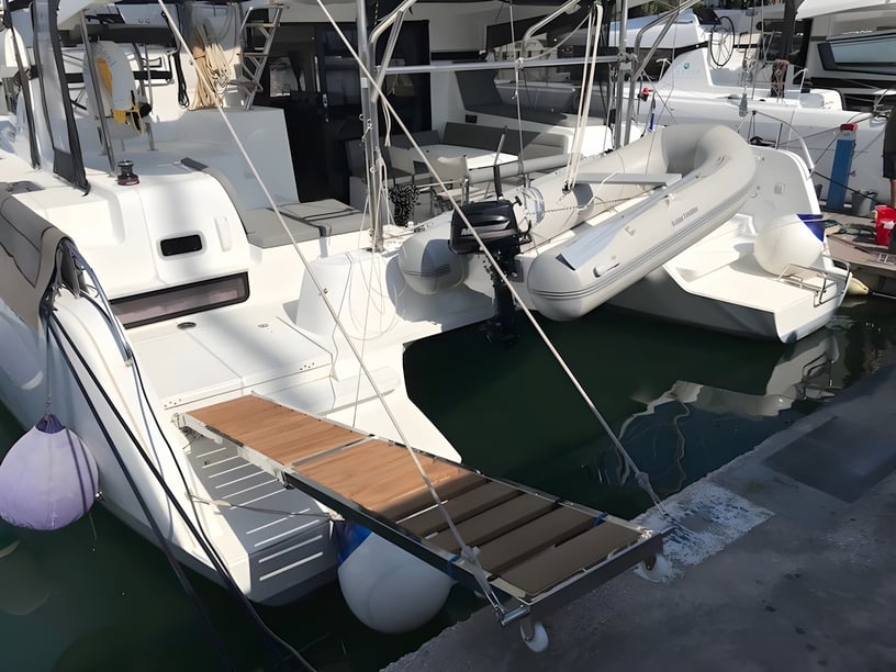 Athene Catamaran Cabine 6  10  slaapplaatsen 10  gasten 12.8 m Lijstnummer: #14862 4