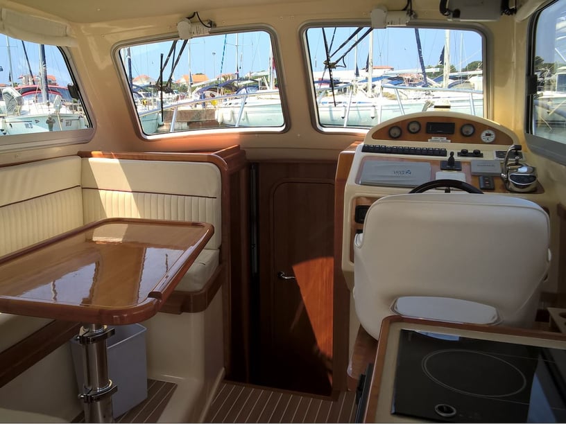 Jezera Motorboat 2 cabin 6 berths 6 guests 10 m Listing Number: #14869 2