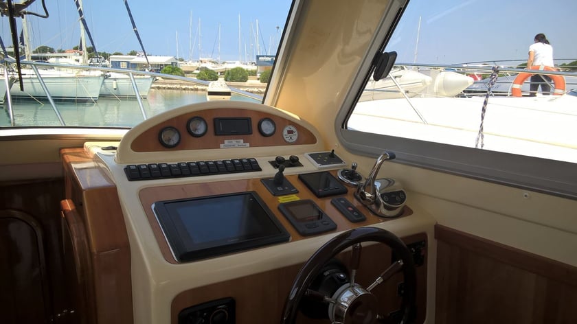 Jezera Motorboat 2 cabin 6 berths 6 guests 10 m Listing Number: #14869 3