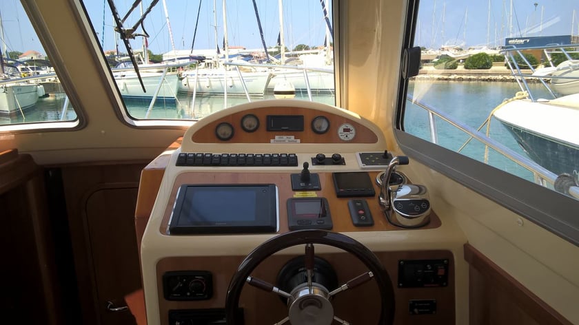 Jezera Motorboat 2 cabin 6 berths 6 guests 10 m Listing Number: #14869 4