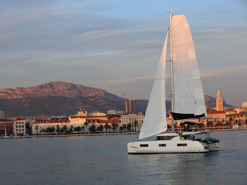 Trogir Catamaran Cabine 6  12  slaapplaatsen 12  gasten 13.99 m Lijstnummer: #14901 3
