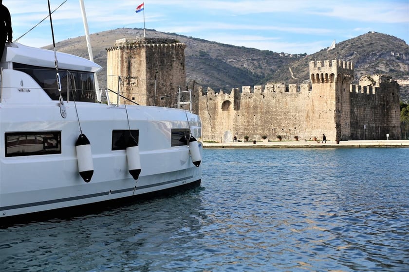 Trogir Catamaran Cabine 6  12  slaapplaatsen 12  gasten 13.99 m Lijstnummer: #14901 5