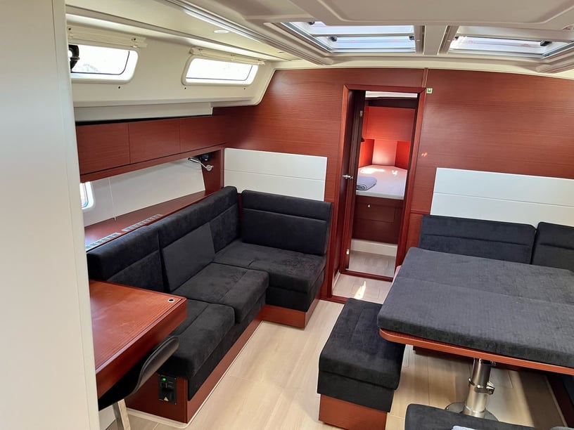 Lavrion Zeilboot Cabine 4  10  slaapplaatsen 10  gasten 14.04 m Lijstnummer: #14977 4