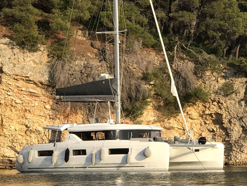 Athènes Catamaran Cabine 4  Couchettes 8  Invités 12  13.99 m Numéro de l'annonce: #15010