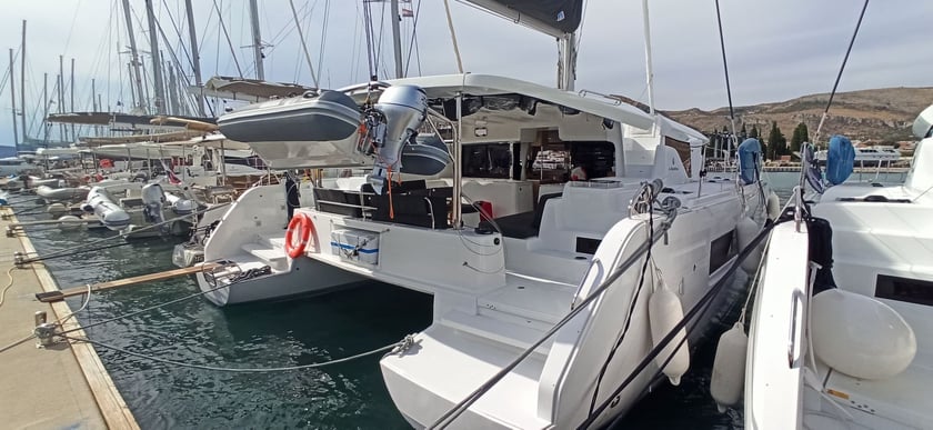 Trogir Catamaran Cabine 4  10  slaapplaatsen 10  gasten 13.99 m Lijstnummer: #15019 3